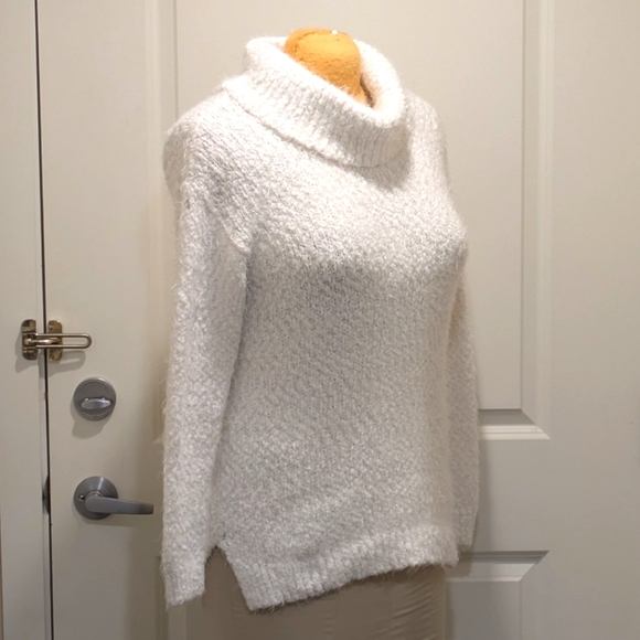 EUC Kenneth Cole Reaction M Super Soft Fuzzy White Knit Sweater - Picture 4 of 7